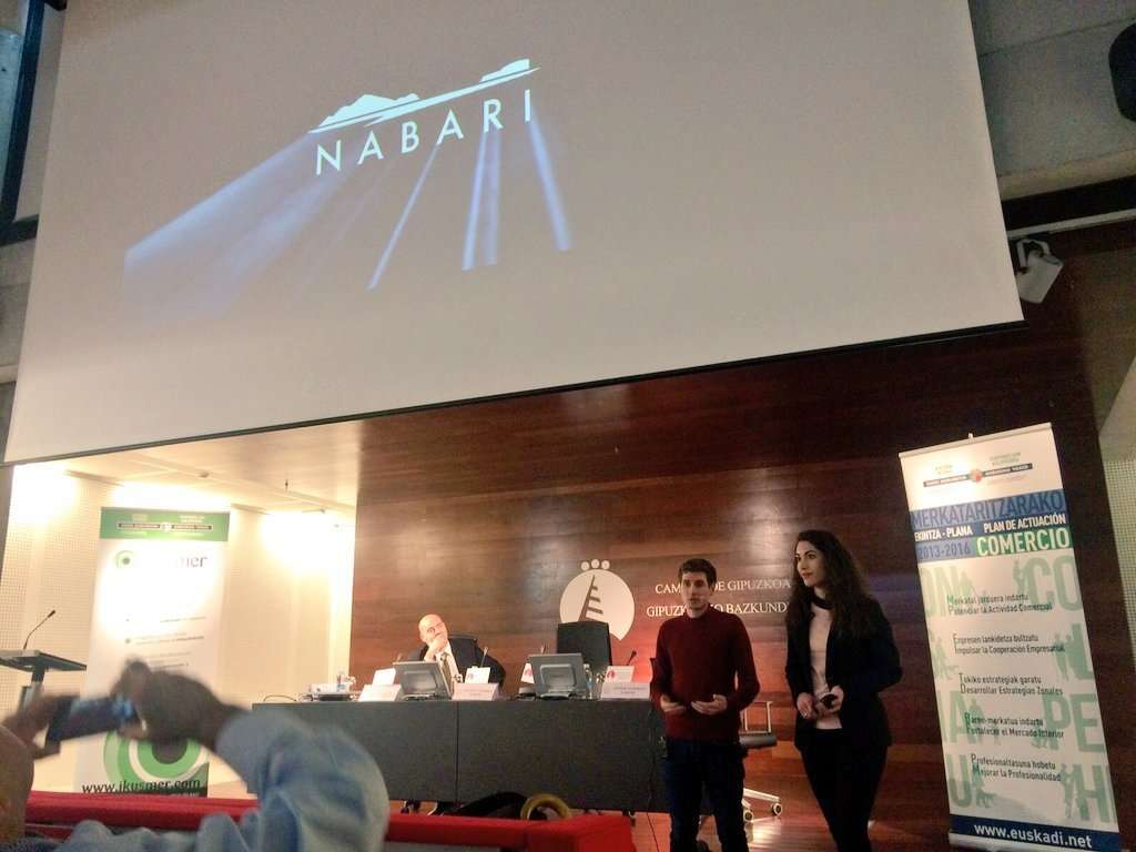 Ander Aldekoa dando una ponencia acerca de Nabari junto a Itziar Gutiérrez